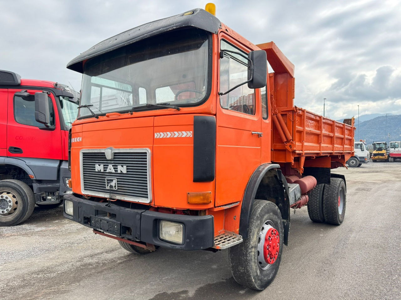 MAN 19.331 4X4 3 sided tipper - ZF Gearbox - Camion benne: photos 1 MAN 19.331 4X4 3 sided tipper - ZF Gearbox - Camion benne: photos 1