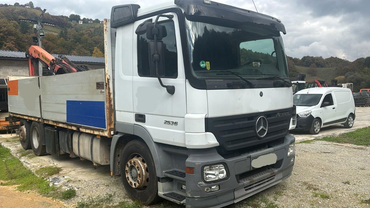 Mercedes-Benz Actros 2536 L 6x2 stake body - lifting axle - Camion plateau: photos 2 Mercedes-Benz Actros 2536 L 6x2 stake body - lifting axle - Camion plateau: photos 2