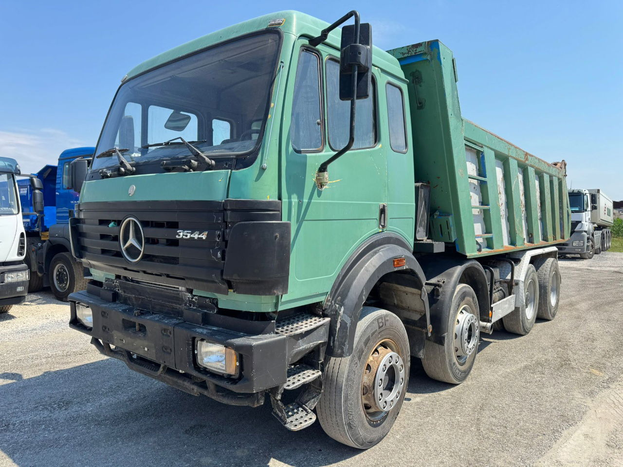 Mercedes-Benz SK 3235 8X4 tipper - V8 - Camion benne: photos 1 Mercedes-Benz SK 3235 8X4 tipper - V8 - Camion benne: photos 1