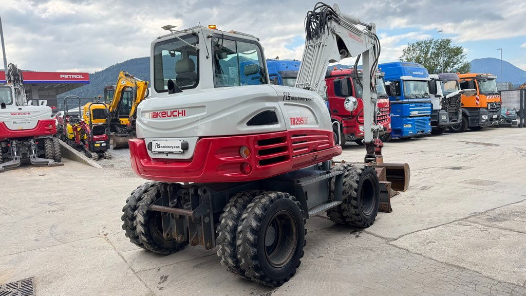Takeuchi TB295W - 2014 Year - Powertilt - 3X Buckets - Pelle sur pneus: photos 4 Takeuchi TB295W - 2014 Year - Powertilt - 3X Buckets - Pelle sur pneus: photos 4