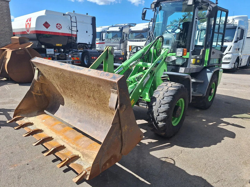 Yanmar V80 - Chargeuse compacte sur chenilles: photos 2 Yanmar V80 - Chargeuse compacte sur chenilles: photos 2
