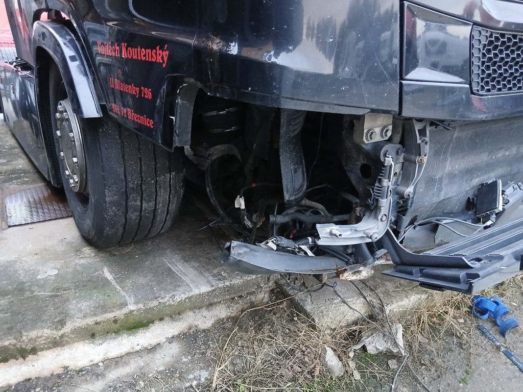 Scania R450 MEGA/lowdeck Unfall / damage - Tracteur routier: photos 4 Scania R450 MEGA/lowdeck Unfall / damage - Tracteur routier: photos 4