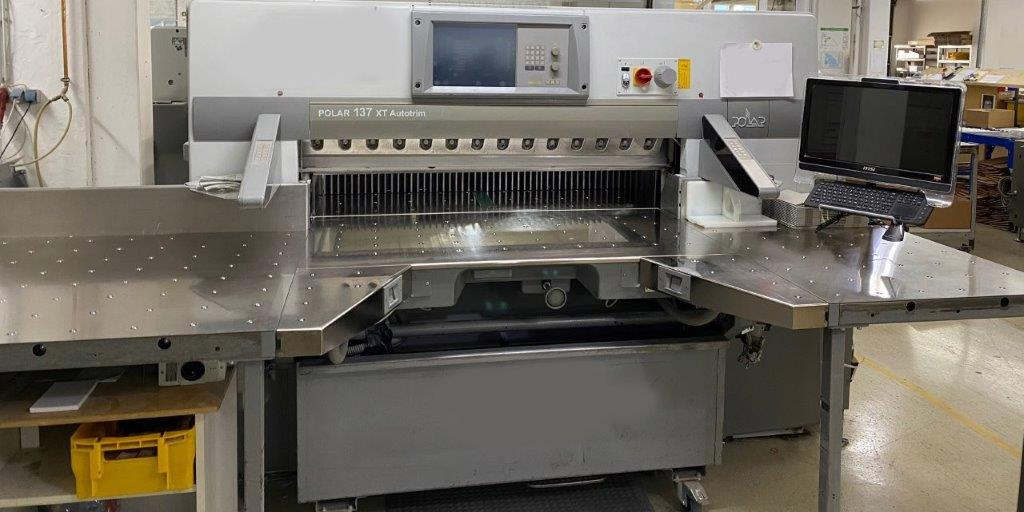 Large sized cutting system Polar 137 XT-AT with stacking lifter, automatic vibrator, scale and optional unloader - Massicot: photos 2 Large sized cutting system Polar 137 XT-AT with stacking lifter, automatic vibrator, scale and optional unloader - Massicot: photos 2