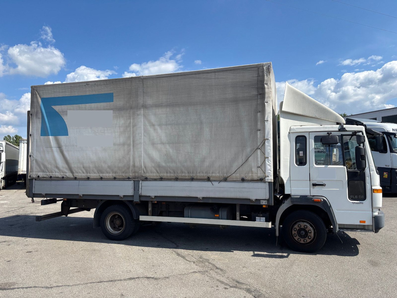 Volvo FL6 Klima/Luftfederung - Utilitaire plateau baché: photos 3 Volvo FL6 Klima/Luftfederung - Utilitaire plateau baché: photos 3