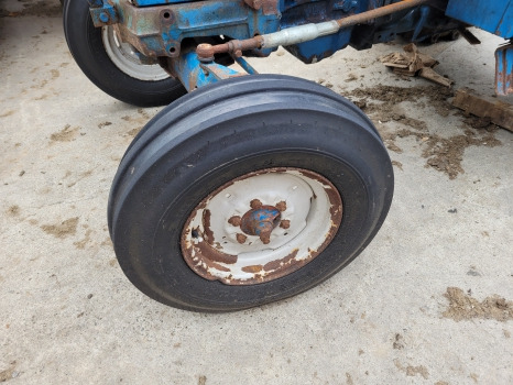 Roue complète Ford 2600, 3600, 4600, 4000 Pair Front Wheel Rim And Tyre 7.50-16 Original Fomoco: photos 8