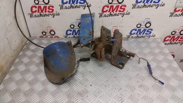 Ford New Holland Wheel Steering Support With Cable And Cover D5nn3b718b - Commande de gouvernail pour Tracteur agricole: photos 1 Ford New Holland Wheel Steering Support With Cable And Cover D5nn3b718b - Commande de gouvernail pour Tracteur agricole: photos 1