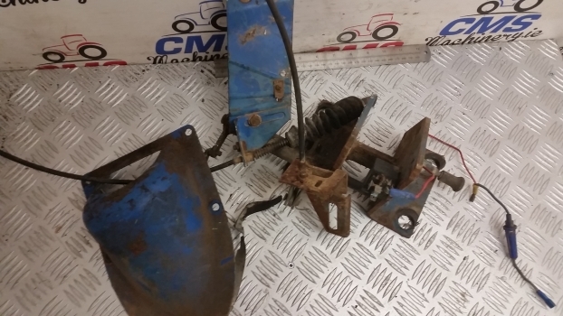 Ford New Holland Wheel Steering Support With Cable And Cover D5nn3b718b - Commande de gouvernail pour Tracteur agricole: photos 2 Ford New Holland Wheel Steering Support With Cable And Cover D5nn3b718b - Commande de gouvernail pour Tracteur agricole: photos 2