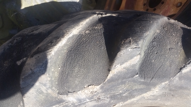 Massey Ferguson 135 Rear Wheel And Tyre 12.4/11-28. 1please Check By The Photos - Roue complète pour Tracteur agricole: photos 2 Massey Ferguson 135 Rear Wheel And Tyre 12.4/11-28. 1please Check By The Photos - Roue complète pour Tracteur agricole: photos 2