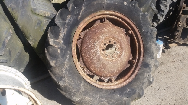 Massey Ferguson 135 Rear Wheel And Tyre 12.4/11-28. 1please Check By The Photos - Roue complète pour Tracteur agricole: photos 1 Massey Ferguson 135 Rear Wheel And Tyre 12.4/11-28. 1please Check By The Photos - Roue complète pour Tracteur agricole: photos 1