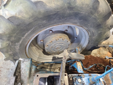 Massey Ferguson 265, 275, 290, 690, 698, 699 Front Wheel Rim 13.6.r24 - Jante pour Machine agricole: photos 1 Massey Ferguson 265, 275, 290, 690, 698, 699 Front Wheel Rim 13.6.r24 - Jante pour Machine agricole: photos 1