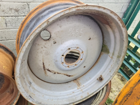 Massey Ferguson 5445, 5460, 5455, 5712, 5465, 6480 Rear Wheel Rim Pair W15 X 34 - Jante pour Machine agricole: photos 3 Massey Ferguson 5445, 5460, 5455, 5712, 5465, 6480 Rear Wheel Rim Pair W15 X 34 - Jante pour Machine agricole: photos 3