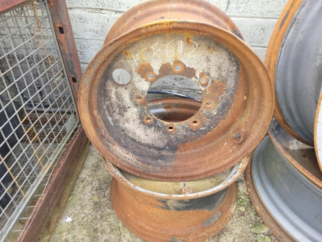 Massey Ferguson 5612, 5425, 5470, 5445, 6712 Front Wheel Rim Pair W12 X 24 - Jante pour Machine agricole: photos 1 Massey Ferguson 5612, 5425, 5470, 5445, 6712 Front Wheel Rim Pair W12 X 24 - Jante pour Machine agricole: photos 1
