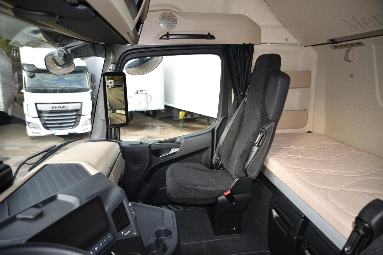 Tracteur routier Mercedes-Benz Actros 5 1845 BigSpace: photos 10