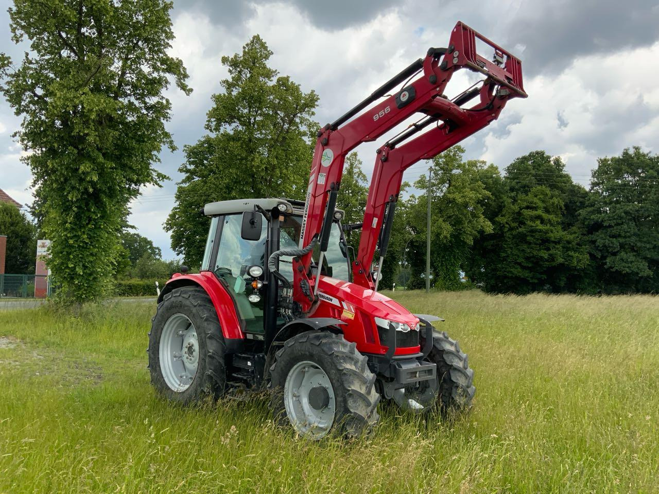 Massey Ferguson MF 5613 Dyna6 Efficient - Tracteur agricole: photos 2 Massey Ferguson MF 5613 Dyna6 Efficient - Tracteur agricole: photos 2