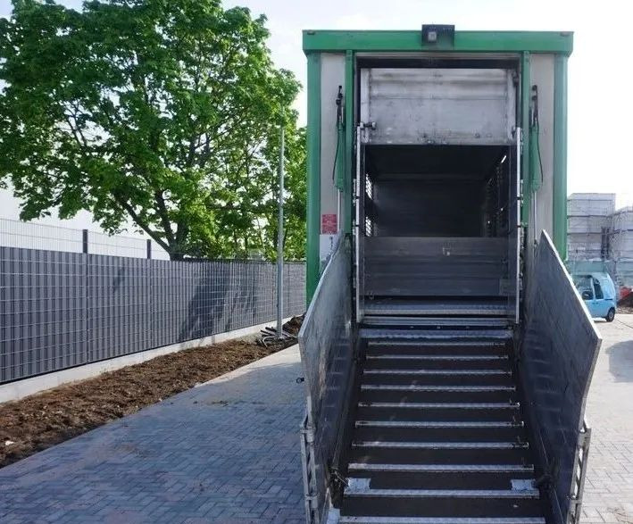 MAN TGS 26.440 ZABUDOWA KABA CAŁA ALUMINIOWA– samochód do transportu zwierząt/koni – 3 pokłady / EURO 5/6X2/PODNOSZONY DACH - Camion bétaillère: photos 5 MAN TGS 26.440 ZABUDOWA KABA CAŁA ALUMINIOWA– samochód do transportu zwierząt/koni – 3 pokłady / EURO 5/6X2/PODNOSZONY DACH - Camion bétaillère: photos 5