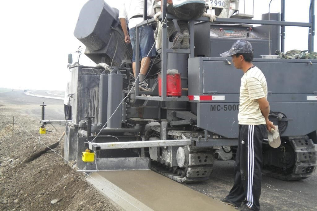 Kinglink MC5000 Concrete slipform paver for road ditch and gutter - Machine à coffrage glissant: photos 2 Kinglink MC5000 Concrete slipform paver for road ditch and gutter - Machine à coffrage glissant: photos 2