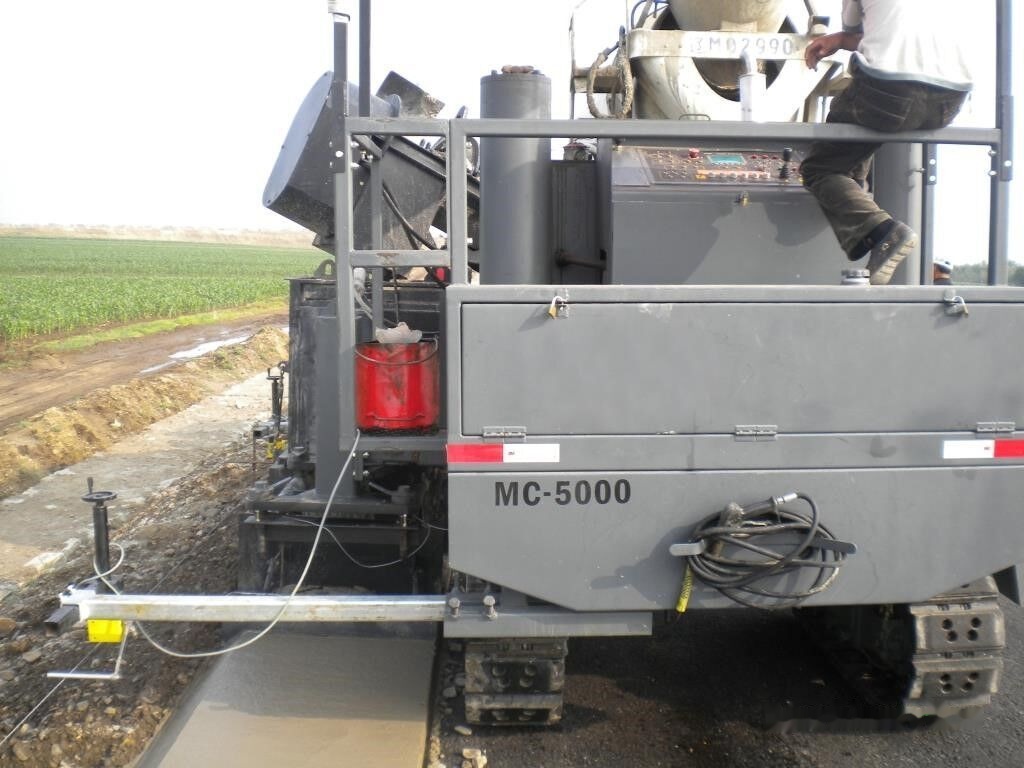Kinglink MC5000 Concrete slipform paver for road ditch and gutter - Machine à coffrage glissant: photos 3 Kinglink MC5000 Concrete slipform paver for road ditch and gutter - Machine à coffrage glissant: photos 3
