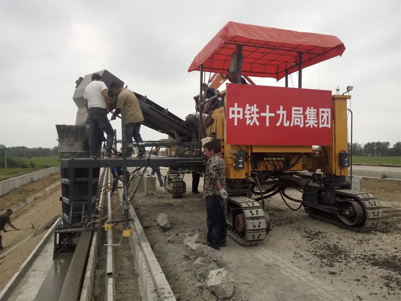 Kinglink MC6500 Concrete Slipform Paver - Machine à coffrage glissant: photos 3 Kinglink MC6500 Concrete Slipform Paver - Machine à coffrage glissant: photos 3