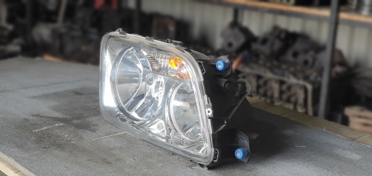 ACTROS MP III HEADLIGHT - PASSENGER - Lumière/ Éclairage pour Camion: photos 2 ACTROS MP III HEADLIGHT - PASSENGER - Lumière/ Éclairage pour Camion: photos 2