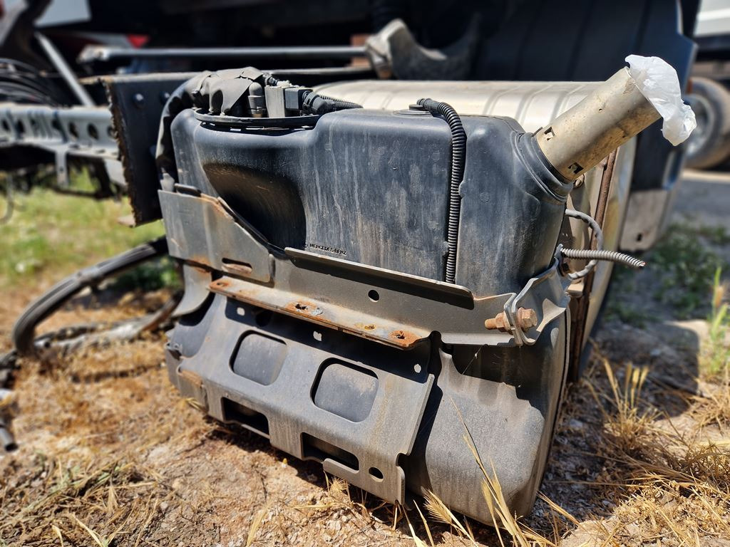 MERCEDES-BENZ ATEGO - A 970 470 0815 - AdBlue réservoir pour Camion: photos 1 MERCEDES-BENZ ATEGO - A 970 470 0815 - AdBlue réservoir pour Camion: photos 1