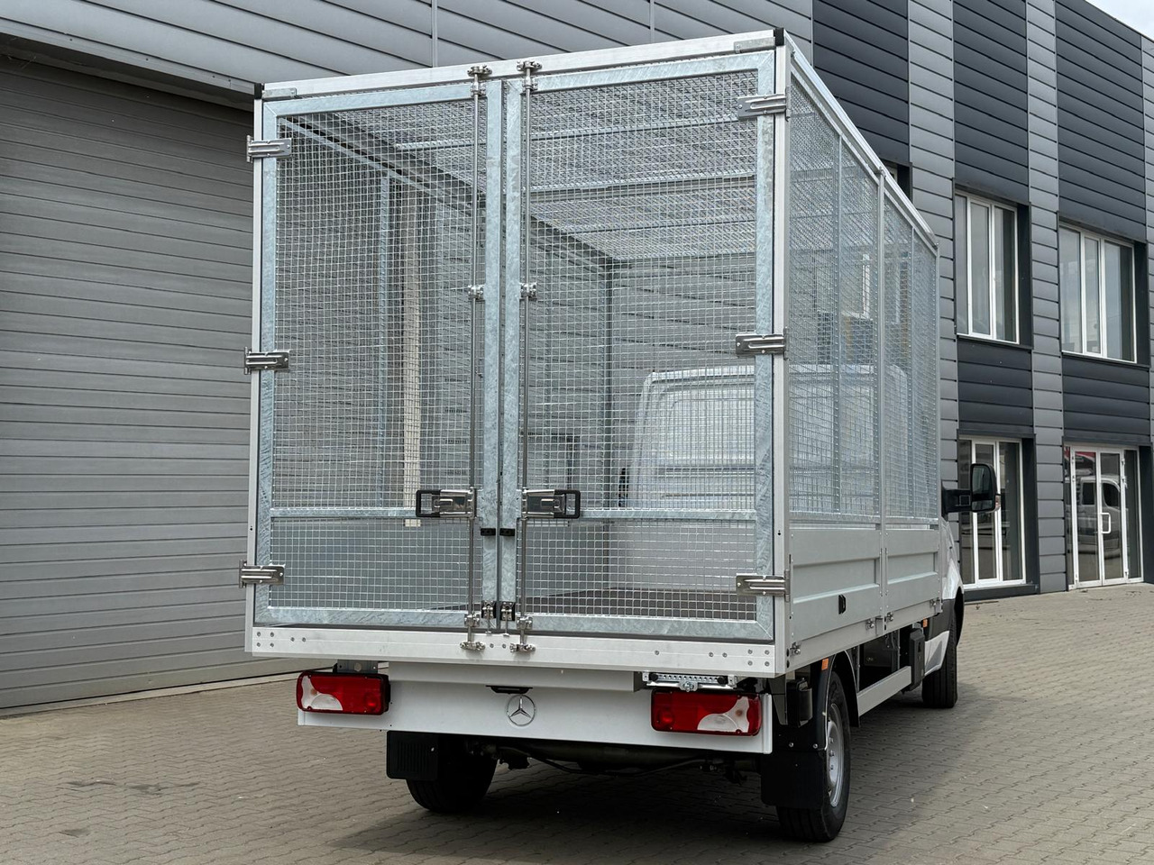 Mercedes eSprinter - Fourgon plateau, Utilitaire électrique: photos 4 Mercedes eSprinter - Fourgon plateau, Utilitaire électrique: photos 4