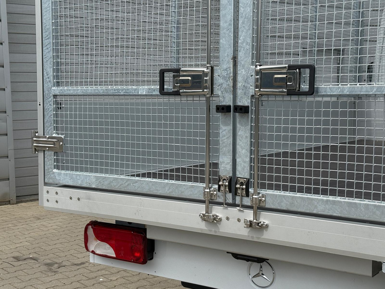 Mercedes eSprinter - Fourgon plateau, Utilitaire électrique: photos 5 Mercedes eSprinter - Fourgon plateau, Utilitaire électrique: photos 5