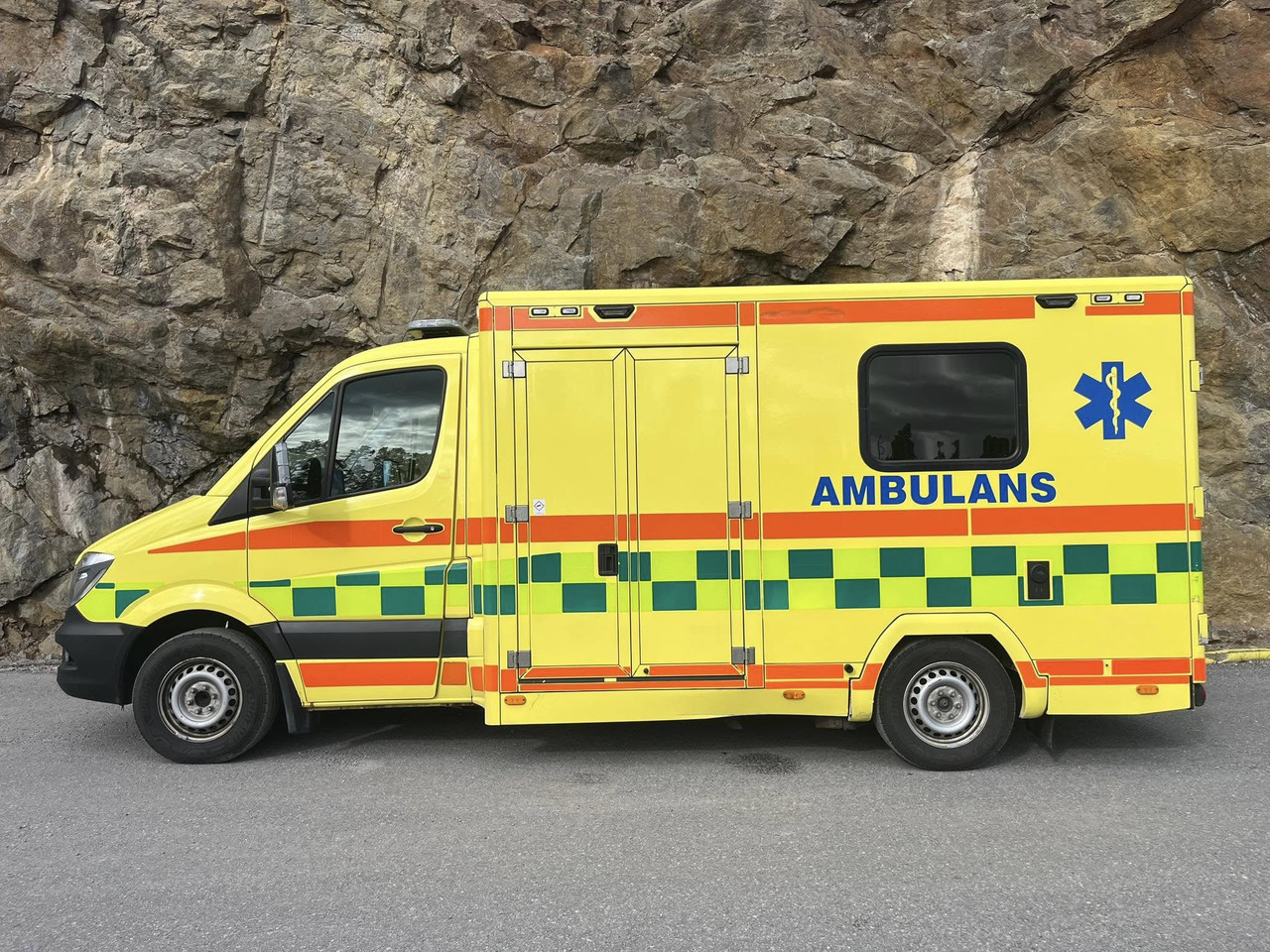 Mercedes-Benz Sprinter 319 - AMBULANCEBOX / Krankenwagen / ambulance - Ambulance: photos 1 Mercedes-Benz Sprinter 319 - AMBULANCEBOX / Krankenwagen / ambulance - Ambulance: photos 1