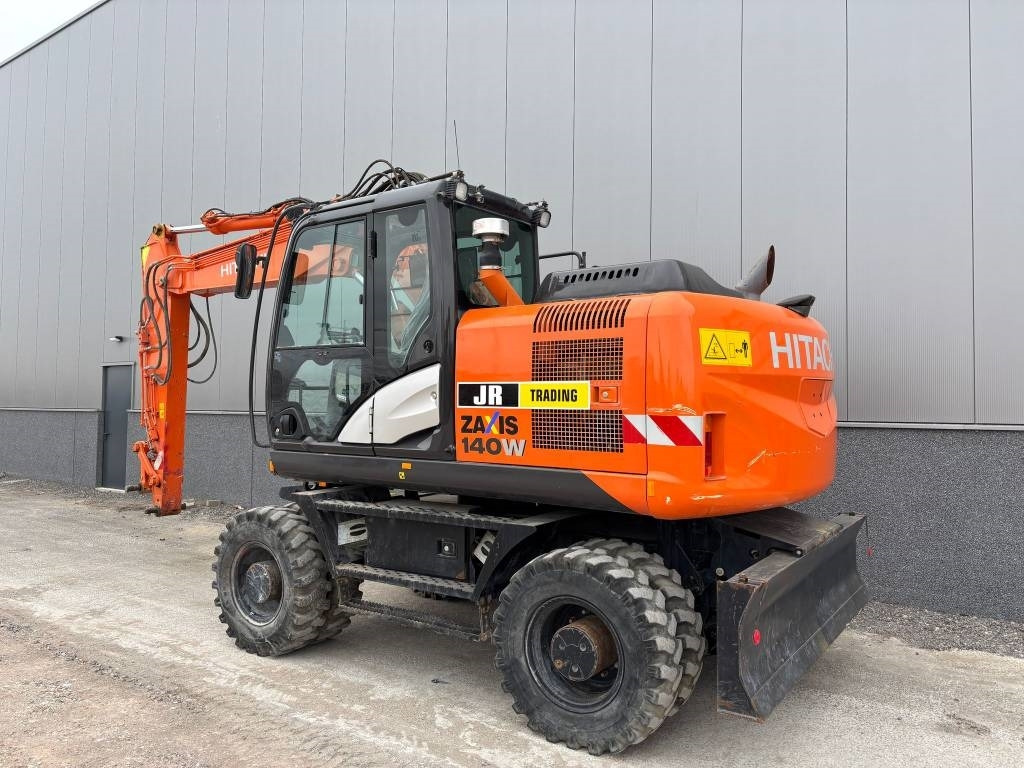 Hitachi ZX 140 W-5B  - Pelle sur pneus: photos 3 Hitachi ZX 140 W-5B  - Pelle sur pneus: photos 3