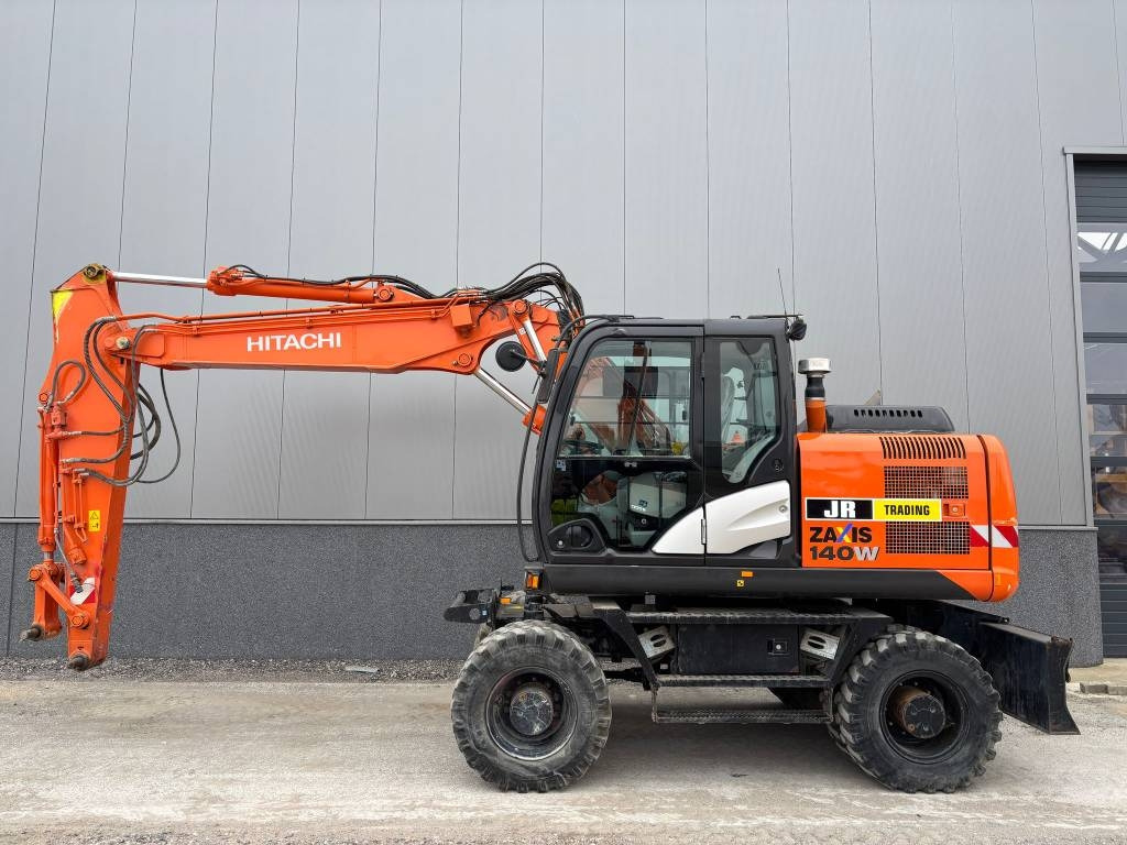 Hitachi ZX 140 W-5B  - Pelle sur pneus: photos 1 Hitachi ZX 140 W-5B  - Pelle sur pneus: photos 1