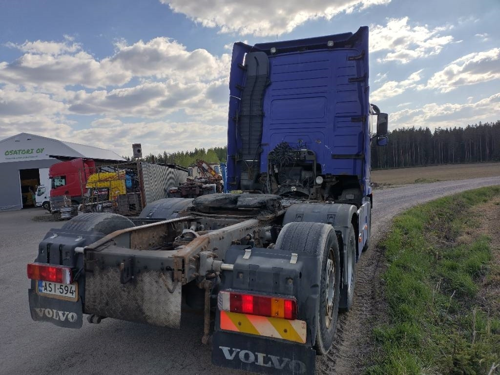 Volvo FH12 6x2 takateli veturi, leima 05/25 - Tracteur routier: photos 3 Volvo FH12 6x2 takateli veturi, leima 05/25 - Tracteur routier: photos 3