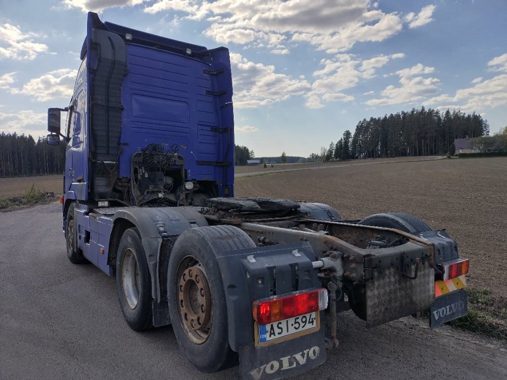 Volvo FH12 6x2 takateli veturi, leima 05/25 - Tracteur routier: photos 4 Volvo FH12 6x2 takateli veturi, leima 05/25 - Tracteur routier: photos 4