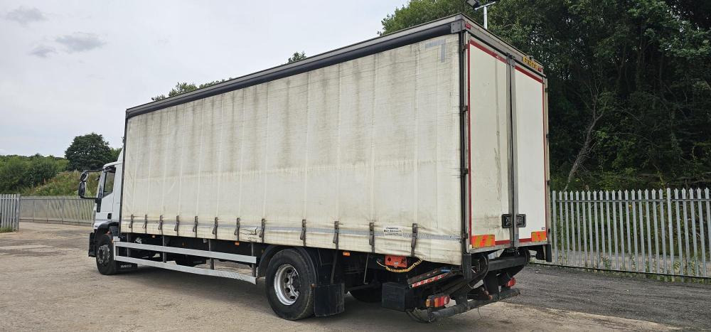 Iveco 18 ton curtain tail lift - Camion à rideaux coulissants: photos 2 Iveco 18 ton curtain tail lift - Camion à rideaux coulissants: photos 2