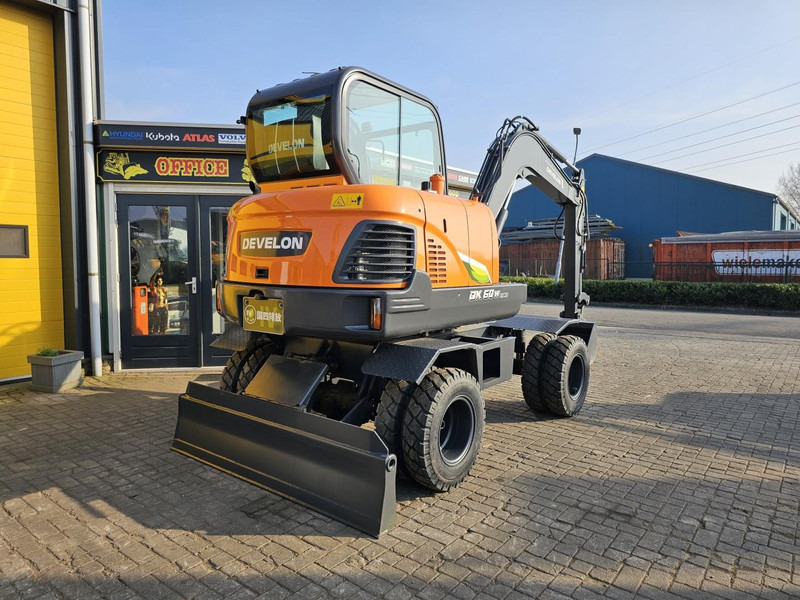 Develon DX60WN ECO-1 - Pelle sur pneus: photos 4 Develon DX60WN ECO-1 - Pelle sur pneus: photos 4