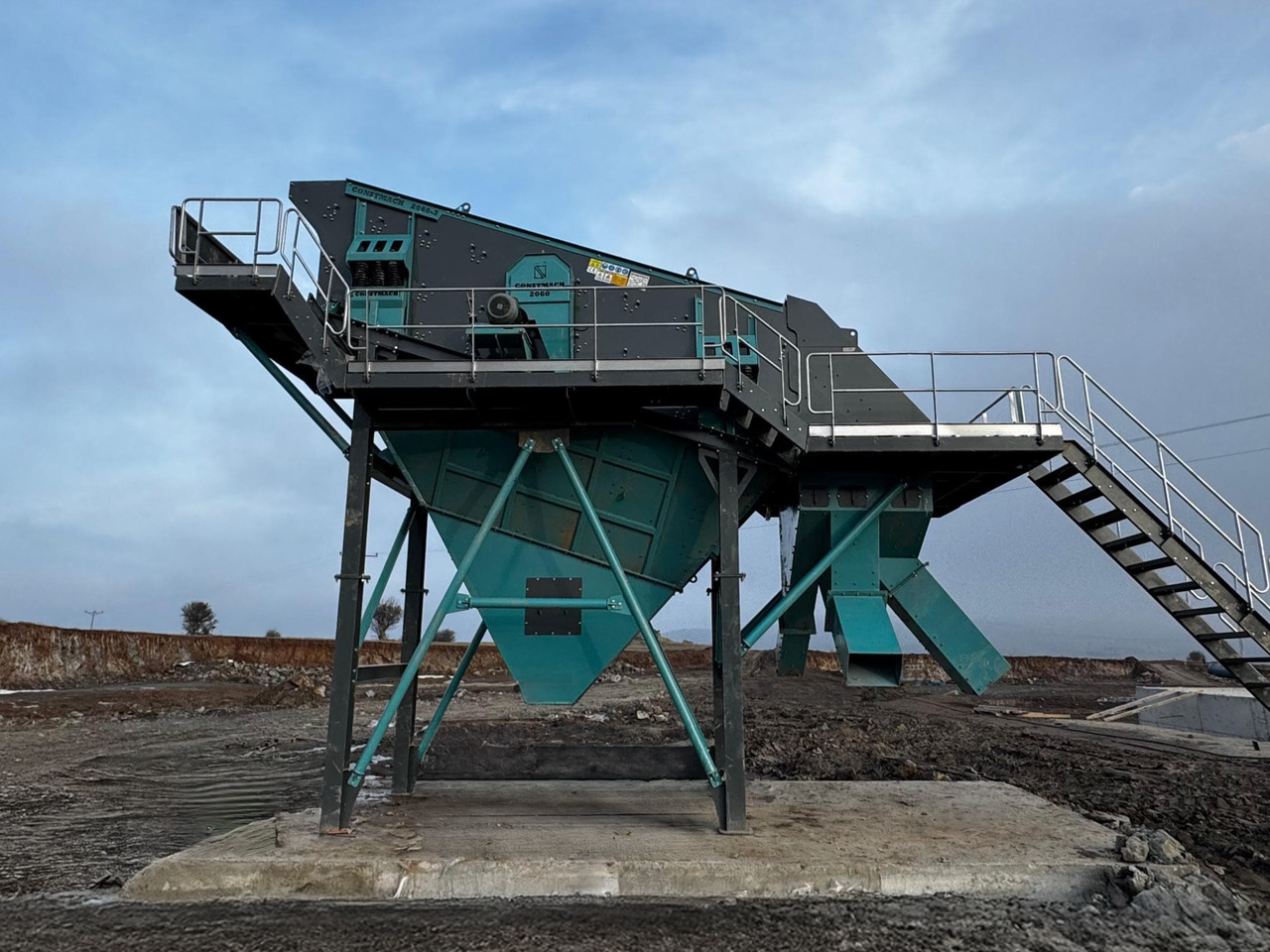 Constmach 140-180 Tph Vibrating Screen 2-3-4 Stages 1800x5000 mm - Crible: photos 2 Constmach 140-180 Tph Vibrating Screen 2-3-4 Stages 1800x5000 mm - Crible: photos 2