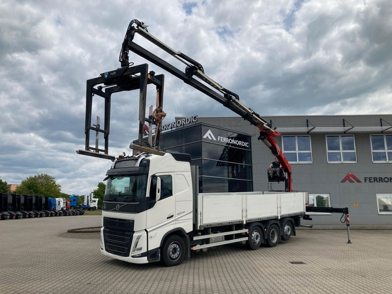 Volvo FH460 8x2 TRIDEM VLA&NLA gelenkt*FASSI F215AS.24 - Camion grue: photos 1 Volvo FH460 8x2 TRIDEM VLA&NLA gelenkt*FASSI F215AS.24 - Camion grue: photos 1