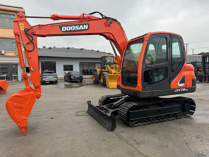 Doosan DX75-9C Used Excavator Crawler Second Hand Korean Engine DX75-9C Small Digger for Home or Farm - Pelle sur chenille: photos 4 Doosan DX75-9C Used Excavator Crawler Second Hand Korean Engine DX75-9C Small Digger for Home or Farm - Pelle sur chenille: photos 4