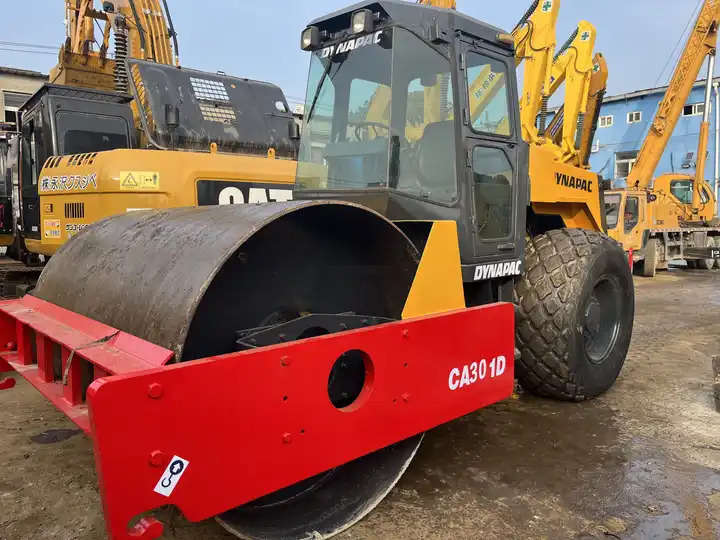 Hot-Selling Used Dynapac Ca30d Road Roller In Stock Good Condition And Quality Assurance Low Price And Low Working Hours On Sale - Rouleau compresseur: photos 3 Hot-Selling Used Dynapac Ca30d Road Roller In Stock Good Condition And Quality Assurance Low Price And Low Working Hours On Sale - Rouleau compresseur: photos 3