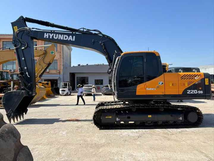 Korea Original Used Hyundai 220LC-9S Excavator Used Robex Hyundai 220 Excavator 220LC-9S Used Excavators for Sale - Pelle: photos 4 Korea Original Used Hyundai 220LC-9S Excavator Used Robex Hyundai 220 Excavator 220LC-9S Used Excavators for Sale - Pelle: photos 4