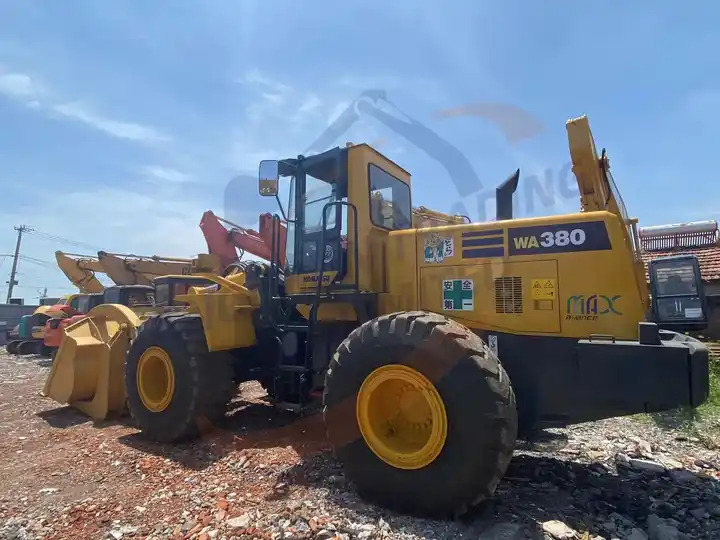 Second Hand Japan Made Komatsu Wa380-3 Front Loader Used Original Painting Komatsu Wa 380-3 in Stock for Sale - Chargeuse sur pneus: photos 3 Second Hand Japan Made Komatsu Wa380-3 Front Loader Used Original Painting Komatsu Wa 380-3 in Stock for Sale - Chargeuse sur pneus: photos 3