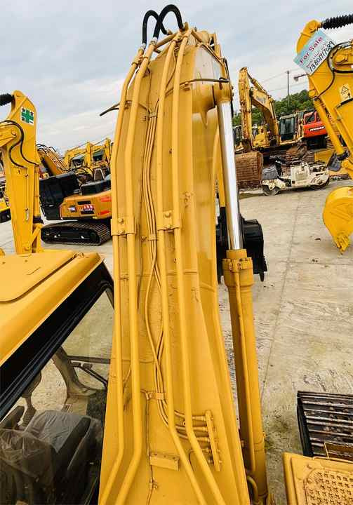Super Good Condition Japanese Made Used Cat 320b 320bl Hydraulic Tracked Excavator At Favorable Price In Shanghai - Pelle sur chenille: photos 5 Super Good Condition Japanese Made Used Cat 320b 320bl Hydraulic Tracked Excavator At Favorable Price In Shanghai - Pelle sur chenille: photos 5