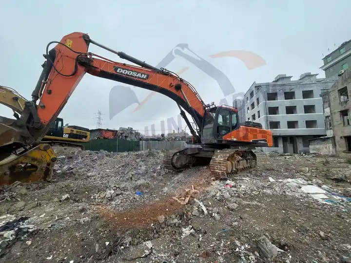 USED KOREA BRAND DOOSAN EXCAVATOR DX520LC DX520LC-9 C HYDRAULIC BIG DIGGER GOOD CONDITION FOR SALE - Pelle: photos 3 USED KOREA BRAND DOOSAN EXCAVATOR DX520LC DX520LC-9 C HYDRAULIC BIG DIGGER GOOD CONDITION FOR SALE - Pelle: photos 3