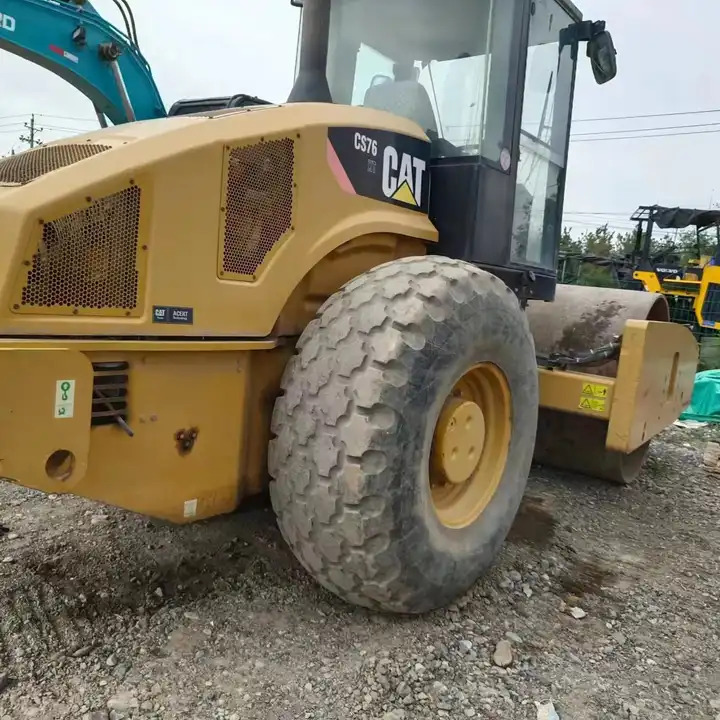 Used 18 ton Caterpillar Road Roller CAT CS76T Road Paving Machinery Soil Compactor made in USA - Rouleau compresseur: photos 1 Used 18 ton Caterpillar Road Roller CAT CS76T Road Paving Machinery Soil Compactor made in USA - Rouleau compresseur: photos 1