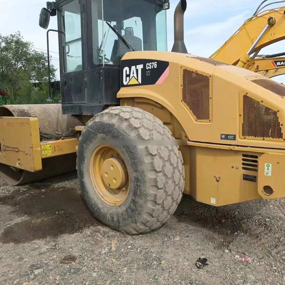 Used CAT CS76XT for sale Second hand caterpillar roller in good condition high brand quality, affordable and in stock - Compacteur à pieds de mouton/ Monocylindre: photos 1 Used CAT CS76XT for sale Second hand caterpillar roller in good condition high brand quality, affordable and in stock - Compacteur à pieds de mouton/ Monocylindre: photos 1