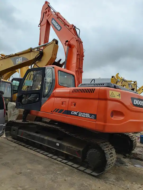 Used excavators in stock for sale second hand excavator used machinery equipment Doosan dx225 - Pelle sur chenille: photos 2 Used excavators in stock for sale second hand excavator used machinery equipment Doosan dx225 - Pelle sur chenille: photos 2