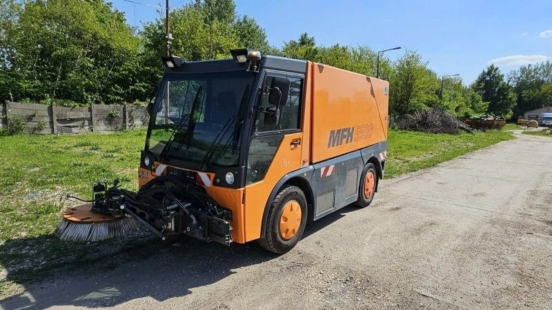 Mfh 5500 sweeper - with air conditionier - Balayeuse de voirie: photos 2 Mfh 5500 sweeper - with air conditionier - Balayeuse de voirie: photos 2