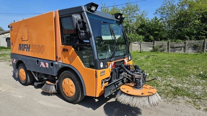 Mfh 5500 sweeper - with air conditionier - Balayeuse de voirie: photos 1 Mfh 5500 sweeper - with air conditionier - Balayeuse de voirie: photos 1