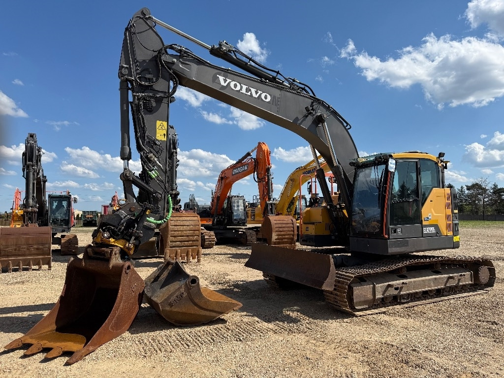 Pelle sur chenille Volvo ECR 235 EL: photos 1