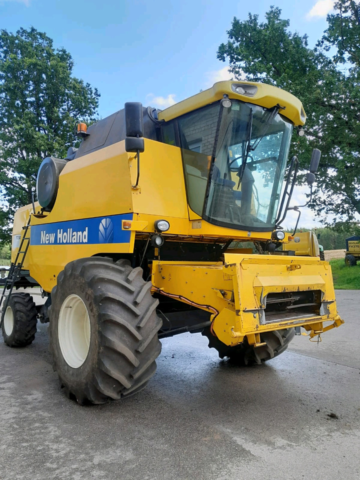 New Holland TC5070 - Moissonneuse-batteuse: photos 1 New Holland TC5070 - Moissonneuse-batteuse: photos 1