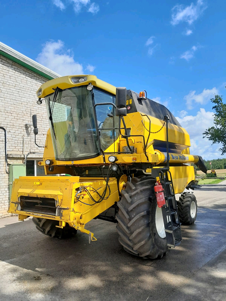 New Holland TC5070 - Moissonneuse-batteuse: photos 2 New Holland TC5070 - Moissonneuse-batteuse: photos 2
