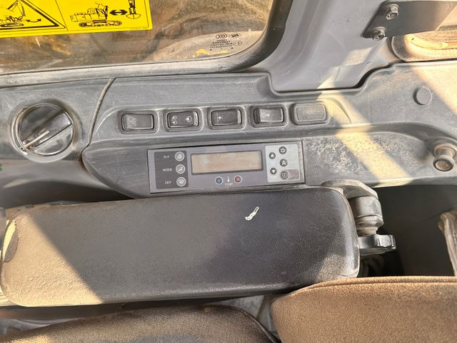 Pelle sur chenille New Holland E 265 B: photos 10 Pelle sur chenille New Holland E 265 B: photos 10